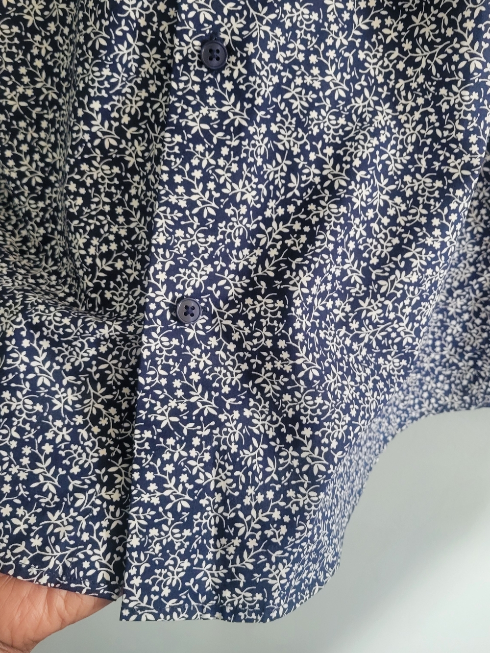 EUC H&M Men's Slim Fit Navy Floral Button-Up Shirt Sz L 100% Cotton - Picture 4 of 13